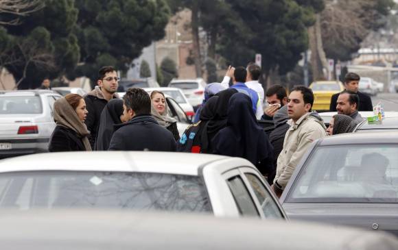 Los parientes de los pasajeros están a la espera de que encuentren el avión siniestrado. FOTO AFP