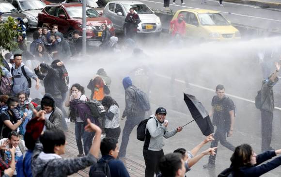 Las concentraciones estudiantiles fueron dispersadas con tanquetas que lanzaban chorros de agua. FOTO EFE