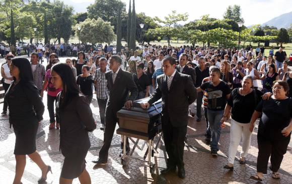 Aelajandro fue despedido por una gran cantidad de familiares, amigos, compañeros de trabajo y personas indignadas por esta clase de ataques el 11 de abril de 2014. FOTO Manuel Saldarriaga