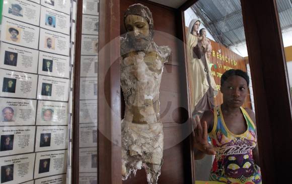 El Cristo mutilado en la explosión en Bojayá se convirtió en un ícono de las víctimas de la masacre ocurrida en 2002. FOTO jaime pérez