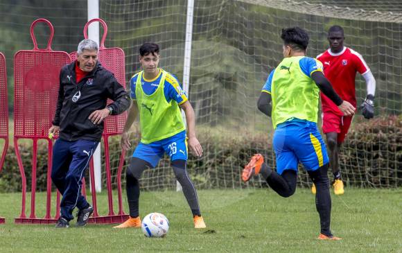 La camaradería y buen ambiente reinan en el Medellín. En la acción, Octavio Zambrano y Bryan Castrillón. FOTO Juan A. Sánchez