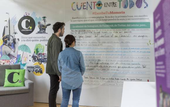 Varios lectores escribieron en un muro una historia, de forma colectiva, por invitación de EL COLOMBIANO. FOTO Camilo Suárez.