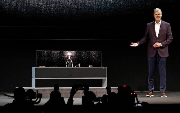 Así se ve el televisor con el que LG sorprendió a los asistentes del CES este domingo. El equipo se puede usar de tres maneras diferentes. FOTO EFE