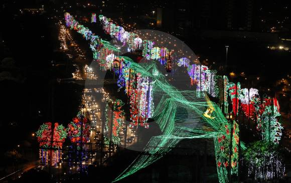 En 2012, sobre el río, las luces verdes con formas geométricas daban la impresión de ser montañas irregulares, como las montañas antioqueñas. FOTO ARCHIVO JAIME PÉREZ MUNÉVAR