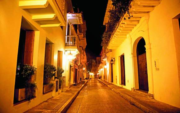 Así lucía Cartagena en la noche del pasado martes, donde el decreto de toque de queda es vigente entre las 6:00 p.m. y las 4:00 a.m. FOTO EFE