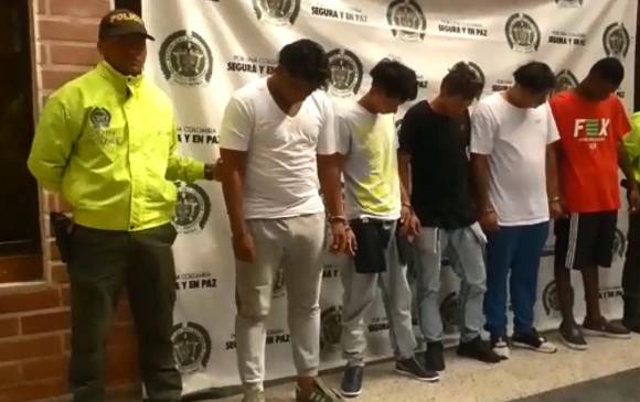 Capturan a 5 presuntos integrantes de banda criminal de la comuna 13