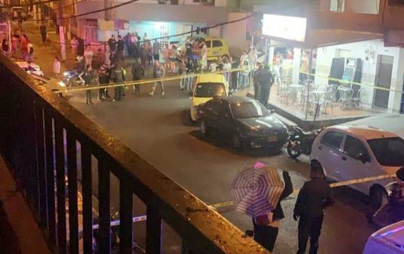 Los vecinos del barrio La Esperanza salieron a auxiliar a los heridos, después se quedaron junto al acordonamiento de la escena del crimen. FOTO: cortesía de Guardianes Antioquia.