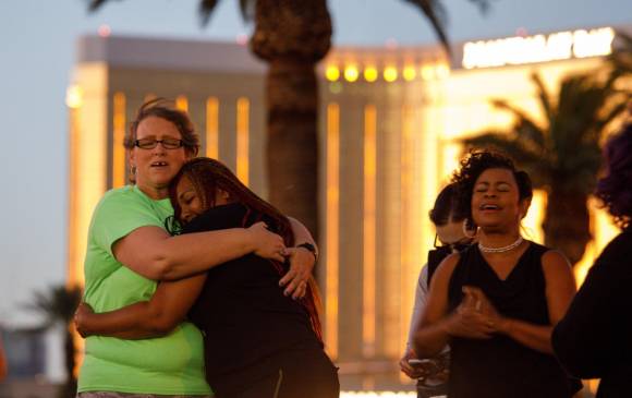 Familiares de las víctimas de la masacre de Las Vegas. FOTO EFE.