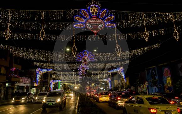 60.000 metros lineales de mangueras luminosas instaladas en 11 barrios hacen de Envigado uno de los municipios más iluminados del Valle de Aburrá. Aproveche para visitarlo. FOTOS Jaime pérez