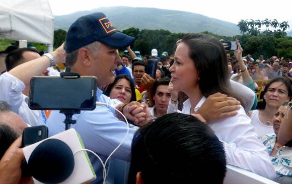 Durante la campaña el entonces candidato, Iván Duque, junto a la activista, María Corina Machado. FOTO EFE