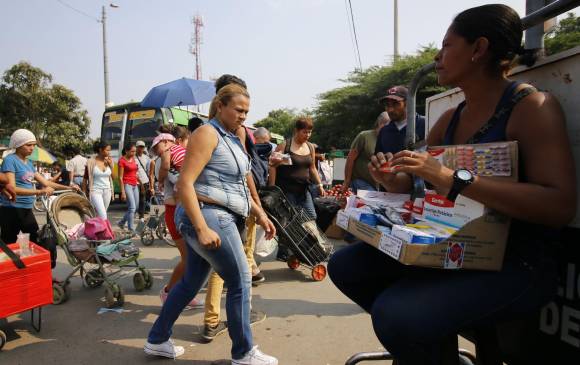 Las expectativas crecen entre la masa de transeúntes y también entre quienes pasan por el otro puente internacional, el General Francisco de Paula Santander, que comunica a esta ciudad con la venezolana Ureña. FOTO: EFE/ Schneyder Mendoza
