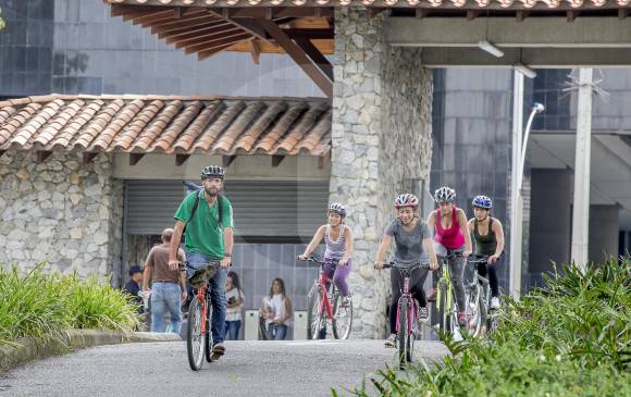 El Área Metropolitana empezaría este año la construcción de la ciclorruta que conectará por la calle Barranquilla a la Universidad de Antioquia y a la Universidad Nacional. FOTO juan antonio sánchez