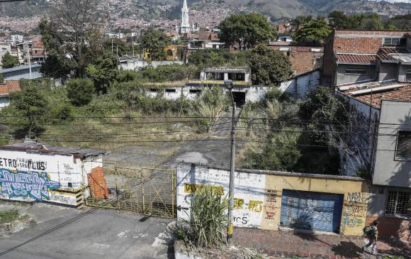 Así se ve el espacio en donde estará ubicado el parque de Prado Centro, entre las calles 66 y 67 (Manizales y Barranquilla) y las carreras 49 y 50 (Venezuela y Palacé). FOTO Róbinson sáenz vargas.