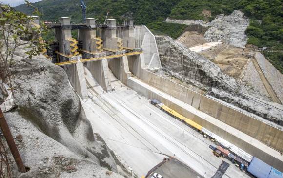 La útlima losa de concreto del vertedero se concluyó el pasado viernes, lo que hace a esta estructura totalmente operativa. FOTO juan antonio sánchez