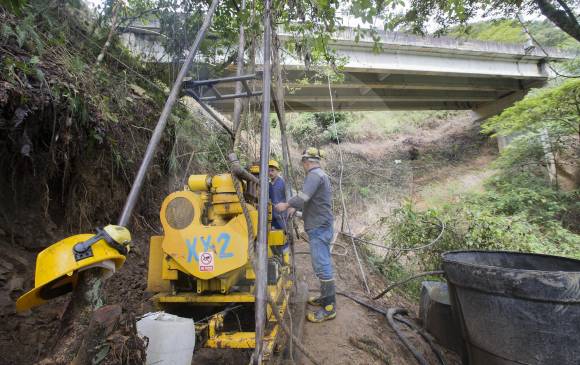 Diferentes tareas adelantan los obreros que se observan en la vía a San Jerónimo. Aproximadamente 750 personas emplean el concesionario Devimar y el consorcio constructor. FOTO Donaldo Zuluaga