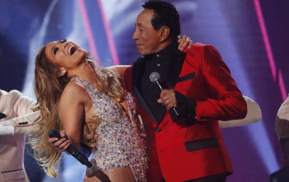 Jennifer López y Smokey Robinson. FOTO Reuters