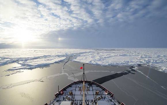 El barco apunta hacia el polo norte geográfico, la punta del eje. El magnético es el que se mueve y crea problemas a la navegación. Foto US Coast Guard