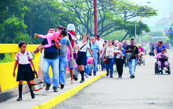 Venezolanos cruzando el puente Simón Bolívar, frontera con Colombia. FOTOS Carlos Velásquez y Colprensa Venezolanos cruzando el puente Simón Bolívar, frontera con Colombia. FOTOS Carlos Velásquez y Colprensa