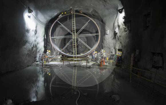 En los pozos de conducción inferior de la hidroeléctrica, a 315 metros de profundidad bajo tierra, los trabajadores están instalando unas virolas de acero, de gran tamaño, que ayudarán a la conducción de las aguas hacia casa de máquinas. FOTOS donaldo zuluaga