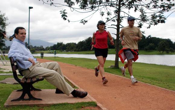 Trotar, montar bicicleta o largas sesiones de yoga son las actividades mÃ¡s adecuadas para prevenir la obesidad. FOTO: Colprensa.