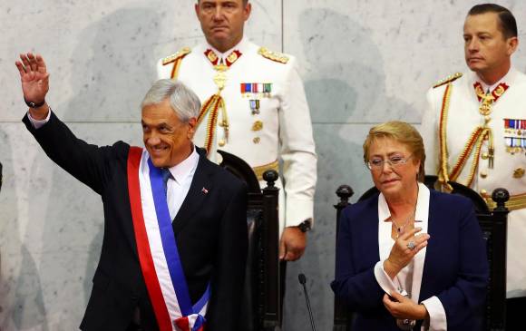 El conservador Sebastián Piñera (I) junto a la socialista Michelle Bachelet (D). FOTO REUTERS