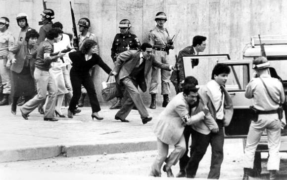 Cerca de 350 personas entre magistrados, consejeros de Estado y funcionarios estaban en el edificio.