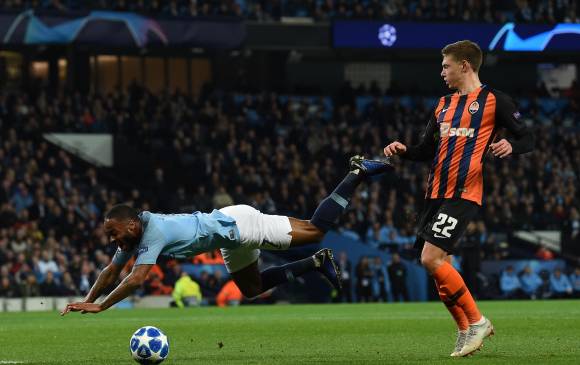 La afición en redes sociales pidió sanción de oficio para Sterling para sentar un precedente. FOTO: AFP