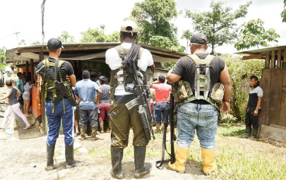 En la foto, tres integrantes del frente Oliver Sinisterra, del que hace parte Cachi, en el área donde se presentó la muerte de los seis campesinos el pasado jueves. FOTO cortesía winston viracachá 
