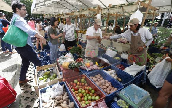 En 20 puntos de Medellín como este de La Presidenta, en El Poblado, se hacen Mercados Campesinos, donde agricultores de la ciudad venden directamente sus productos. FOTO Manuel Saldarriaga