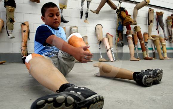 El niño Kevin Saldarriaga fue uno de los primeros beneficiarios con una prótesis de Mahavir Kmina cuando, en enero de 2009, fue arrollado por el tren turístico de Medellín, accidente en el que perdió sus piernas y su mano izquierda. FOTO archivo Esteban Vanegas