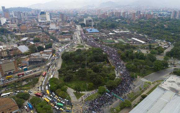 El llamado a marchar fue nacional. Ciudades como Bogotá, Cali, Barranquilla y Manizales fueron partícipes de las manifestaciones. FOTOS juan david úsuga y colprensa