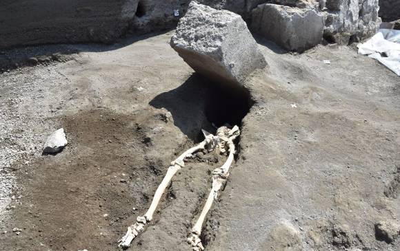 La enorme roca arrojada por el Vesubio decapitó a este hombre. Foto Parco Archeologico