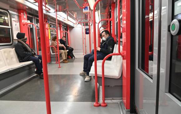 Es recomendable lavarse las manos después de estar en el transporte público. FOTO: EFE