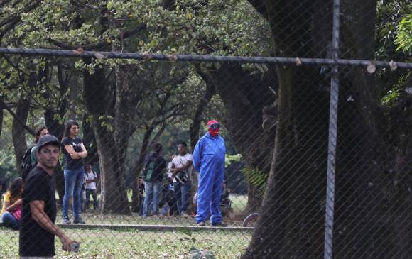 Manifestantes afuera de la U. Nacional bloquean la Autopista Norte