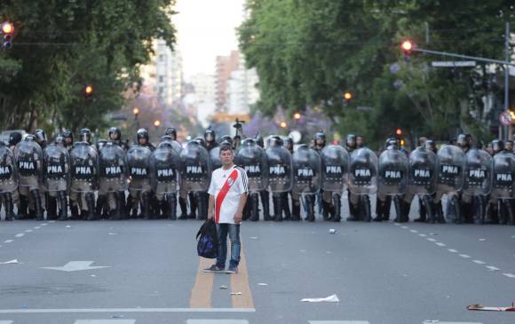 La final Boca vs River se ha visto interrumpida desde que fuera escenario de diversos choches entre hinchas de ambos equipos y las autoridades. Foto: Reuters La final Boca vs River se ha visto interrumpida desde que fuera escenario de diversos choches entre hinchas de ambos equipos y las autoridades. Foto: Reuters