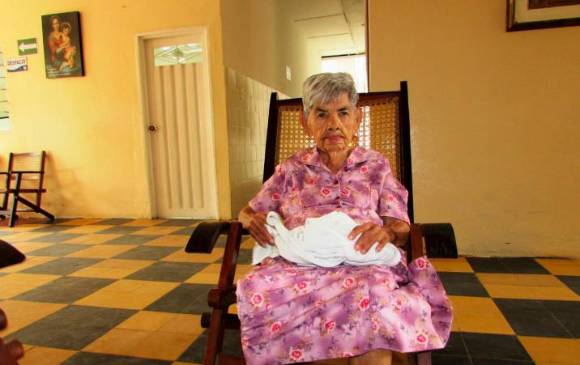 Sara Corzo tiene 1,35 de estatura. La gente se sorprende al ver que a su edad aún puede caminar. FOTO COLPRENSA