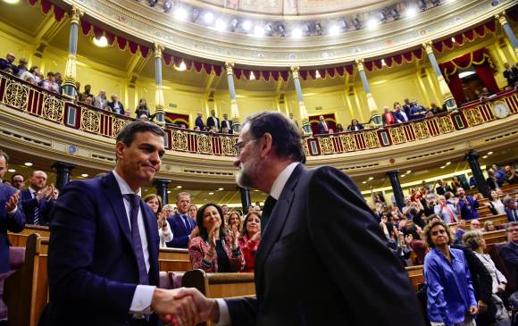 La foto de la jornada, cuando Mariano Rajoy (derecha) fue el primero en felicitar a Pedro Sánchez, en el mismo momento en que fue destituido. Las caras de ambos lo expresaron todo. FOTO Reuters