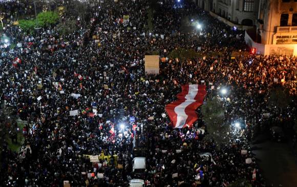 Manifestantes en Perú defienden la democracia, no a Vizcarra