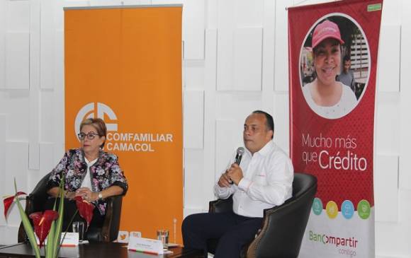 Norha Helena Salazar Molina, directora administrativa de Comfamiliar Camacol y Sergio Arenas Díaz, gerente de Negocios de la región Occidente de Bancompartir. Foto: Cortesía Comfamiliar Camacol.