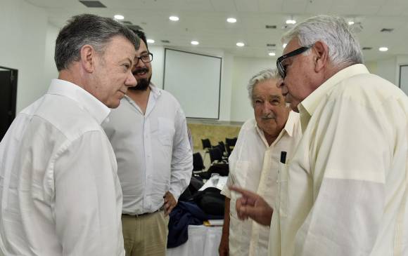 En Cartagena se reunieron los representantes del Gobierno encabezado por el presidente Juan Manuel Santos (Izq), los líderes de Farc y los expresidentes de Uruguay, José Mujica (der fondo) y del gobierno Español, Felipe González (der). FOTO Cortesía Presidencia