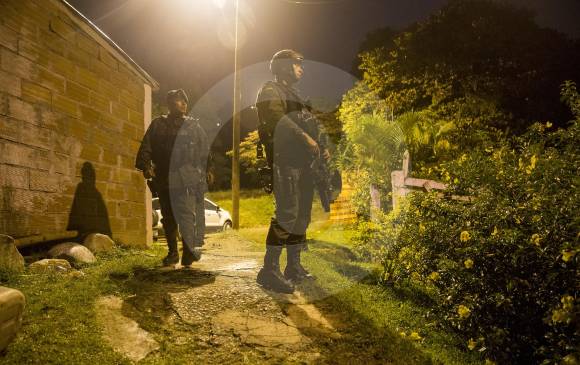 Secretaría de Seguridad anunció que mantendrá los operativos con Policía y Ejército en la comuna 13. El Comité de Derechos Humanos señala que las balaceras se redujeron. FOTO Esteban Vanegas