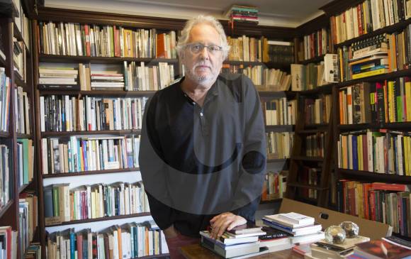 Héctor Abad en su biblioteca. La bolita plateada lo había escrito hace un tiempo, pero lo tenía guardado. FOTO edwin bustamante