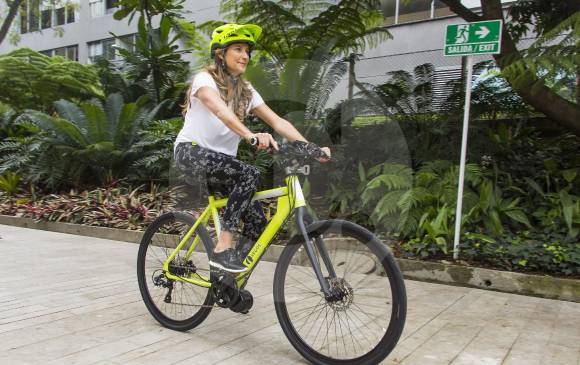 Empleados del Grupo Argos cuentan con bicicletas eléctricas para movilizarse. Foto carlos velásquez