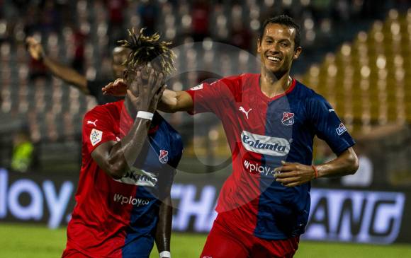 Déinner Quiñones y Andrés Ricaurte festejan el primer gol del Medellín, anoche en el Atanasio Giradot. Así se abrió el camino para sentenciar la serie ante Pasto. FOTO Julio César herrera