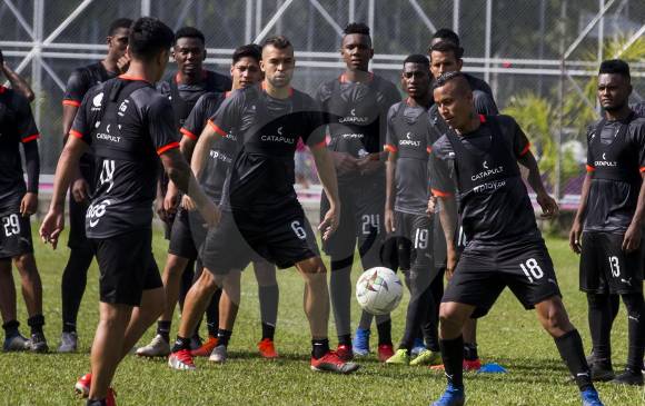 En el centro, con el número 6, Andrés Cadavid, el zaguero del Medellín que tuvo un pasado brillante con Millonarios. Un nuevo reto ocupa al Poderoso en el fútbol colombiano. FOTO Julio César Herrera