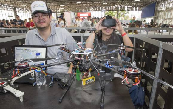El equipo del dron, de la I.U. Pascual Bravo, compitió con otros 20 equipos. FOTO edwin bustamante