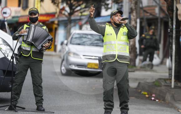 La Policía acompañó la caravana con uno de sus cantantes. En ventanas y balcones la gente aplaudió. FOTO Manuel Saldarriaga