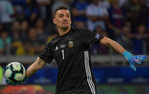 Franco Armani coqueteó con el desastre ante Paraguay en la Copa América de Brasil-2019, pero terminó tapando un penalti para mantener con vida a Argentina. Foto: AFP