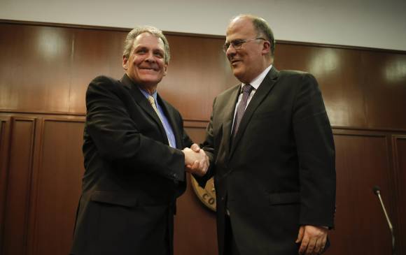 El nuevo gerente del Banco de la República, Juan José Echavarría recibe el cargo de su antecesor, el también antioqueño José Darío Uribe, quien estuvo en el puesto desde 2005. FOTO Colprensa