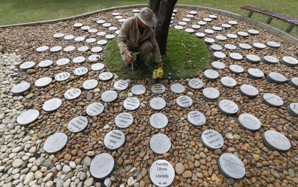 En Montesacro se creó el Bosque de la Vida para que las familias inhumen las cenizas en urnas biodegradables. En el San Pedro se conservan los osarios tradicionales. FOTOS MANUEL SALDARRIAGA